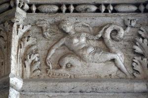 Venise, Italie - 15 septembre 2019 - doge palais ducal capitale de la colonne détail sculpture en bordure photo