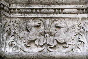 Venise, Italie - 15 septembre 2019 - doge palais ducal capitale de la colonne détail sculpture en bordure photo