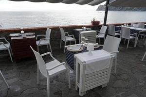 monterosso, italie - 23 septembre 2017 - touriste à cinque terre le jour de la pluie photo