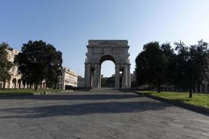 gênes, italie - 5 avril 2020 - les rues du centre-ville sont désertes en raison de la quarantaine covid du coronavirus photo