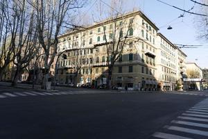 gênes, italie - 5 avril 2020 - les rues du centre-ville sont désertes en raison de la quarantaine covid du coronavirus photo