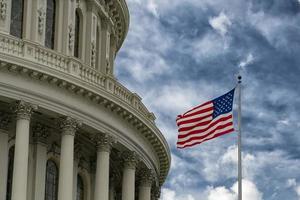 capitole de washington dc avec drapeau ondulant photo