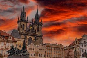 vieille ville de prague vue sur la place de la ville ciel coucher de soleil rouge dramatique photo