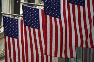 drapeau usa dans le bâtiment de la tour d'atout de new york photo