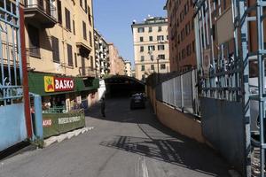 gênes, italie - 5 avril 2020 - les rues du centre-ville sont désertes en raison de la quarantaine covid du coronavirus photo