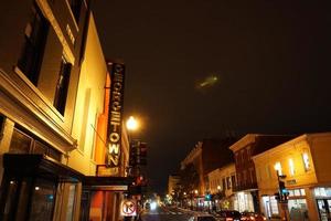 washington dc, usa - 16 mai 2018 - rues de georgetown la nuit le jour de pluie photo