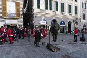 Gênes, Italie - 22 décembre 2019 - promenade traditionnelle du père noël photo