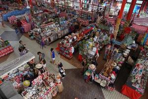 tahiti, polynésie française - 4 août 2018 - marché traditionnel papetee photo