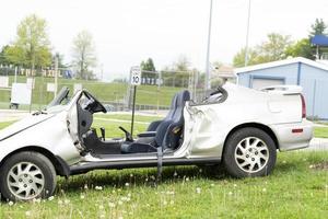 voiture accidentée sur le terrain photo