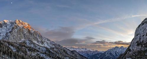 montagnes des alpes juliennes au coucher du soleil paysage d'hiver photo