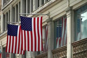 drapeau usa dans le bâtiment de la tour d'atout de new york photo