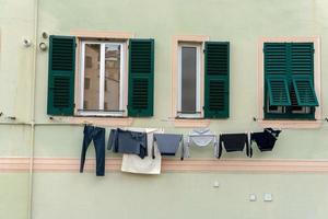 vêtements suspendus à une maison italienne à Gênes photo