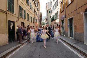 Gênes, Italie - 5 mai 2018 - défilé vestimentaire du XIXe siècle pour l'exposition euroflora dans le scénario unique du nervi photo