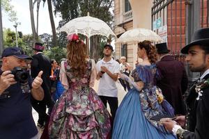 Gênes, Italie - 5 mai 2018 - défilé vestimentaire du XIXe siècle pour l'exposition euroflora dans le scénario unique du nervi photo