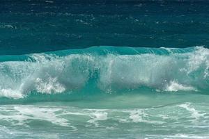 vague sur le panorama de la plage paradisiaque des seychelles photo