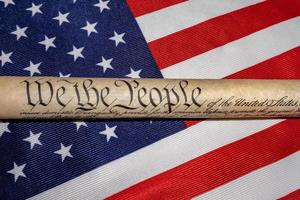 nous le peuple états-unis amérique loi constitutionnelle 4 juillet sur le drapeau à étoiles et rayures photo