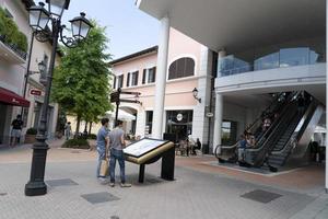 serravalle scrivia, italie - 12 juillet 2020 - la saison des soldes dans les magasins de créateurs commence après le verrouillage de covid photo