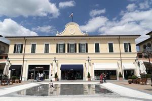 serravalle scrivia, italie - 12 juillet 2020 - la saison des soldes dans les magasins de créateurs commence après le verrouillage de covid photo