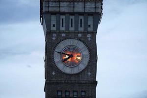 vue nocturne de la tour de l'horloge de baltimore photo