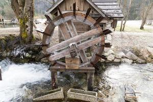 roue de moulin à eau gelée photo
