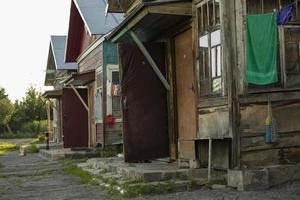 logement dans un quartier pauvre. cabane dans le village. maison faite de vieilles planches. quartier pauvre de la ville. photo