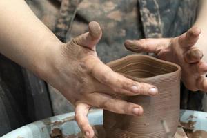mains lors de la fabrication de détails de poterie en gros plan photo