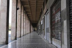 gênes, italie - 5 avril 2020 - les rues du centre-ville sont désertes en raison de la quarantaine covid du coronavirus photo