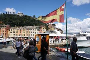 portofino, italie - 19 septembre 2017 - vip et touriste dans un village pittoresque photo