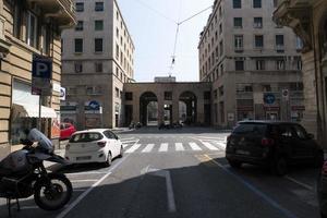 gênes, italie - 5 avril 2020 - les rues du centre-ville sont désertes en raison de la quarantaine covid du coronavirus photo