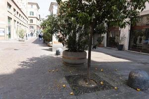 gênes, italie - 5 avril 2020 - les rues du centre-ville sont désertes en raison de la quarantaine covid du coronavirus photo