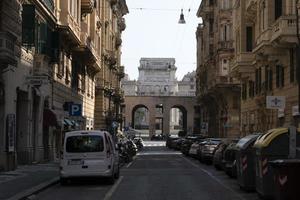 gênes, italie - 5 avril 2020 - les rues du centre-ville sont désertes en raison de la quarantaine covid du coronavirus photo