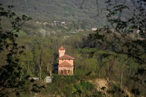 château rouge à la campagne photo