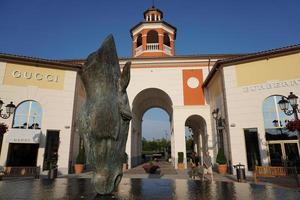 serravalle scrivia, italie - 24 juin 2017 - la saison des soldes à designer outled commence photo