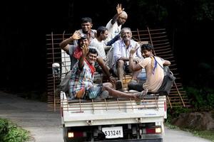 la digue, seychelles, le 21 août 2019 - les travailleurs du sri lanka sur un camion photo