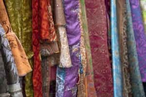 vêtements indiens au marché à vendre photo