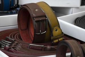 De nombreuses ceintures en cuir sur le marché italien à vendre photo
