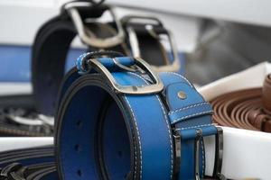 De nombreuses ceintures en cuir sur le marché italien à vendre photo