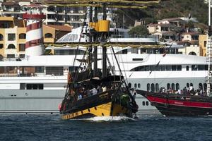 cabo san lucas, mexique - 1er février 2019 - activités touristiques dans l'eau photo