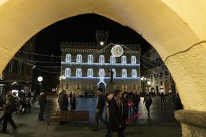 chiavari, italie - 23 décembre 2018 - la ville médiévale historique est pleine de monde pour noël photo