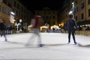 chiavari, italie - 23 décembre 2018 - le patinage sur glace de la ville médiévale historique est ouvert photo
