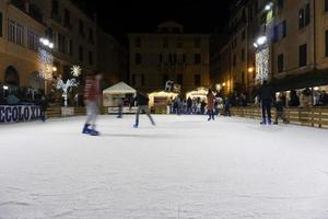 chiavari, italie - 23 décembre 2018 - le patinage sur glace de la ville médiévale historique est ouvert photo