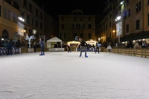 chiavari, italie - 23 décembre 2018 - le patinage sur glace de la ville médiévale historique est ouvert photo