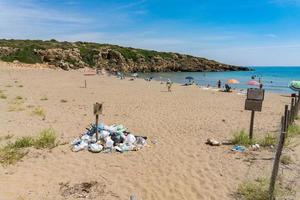 Déchets sur la plage de Calamosche en Sicile Italie photo