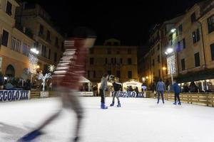 chiavari, italie - 23 décembre 2018 - le patinage sur glace de la ville médiévale historique est ouvert photo