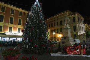 chiavari, italie - 23 décembre 2018 - la ville médiévale historique est pleine de monde pour noël photo