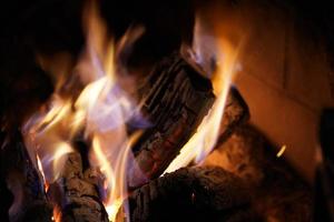 flammes sur bois dans la cheminée photo