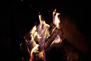 flammes sur bois dans la cheminée photo