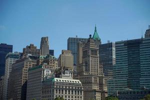 détail des gratte-ciel de new york voir le paysage urbain de l'île de la liberté de la rivière hudson photo