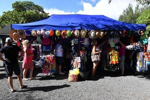 rarotonga, îles cook - 19 août 2017 - touristes et locaux au marché populaire du samedi photo