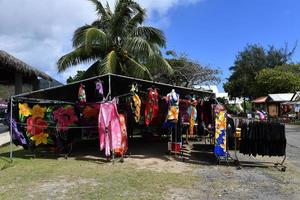 rarotonga, îles cook - 19 août 2017 - touristes et locaux au marché populaire du samedi photo